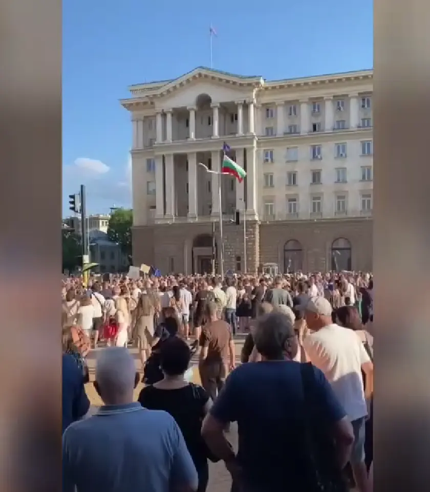 Първият протест срещу кабинета на Радев показа едно: шумът в социалните мрежи не винаги става реалност