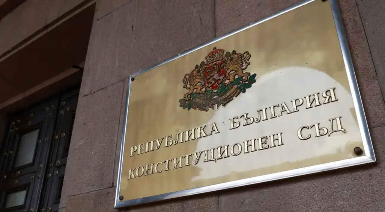 Конституционният съд проверява информацията за полет на Пеевски и Атанасова до Дубай