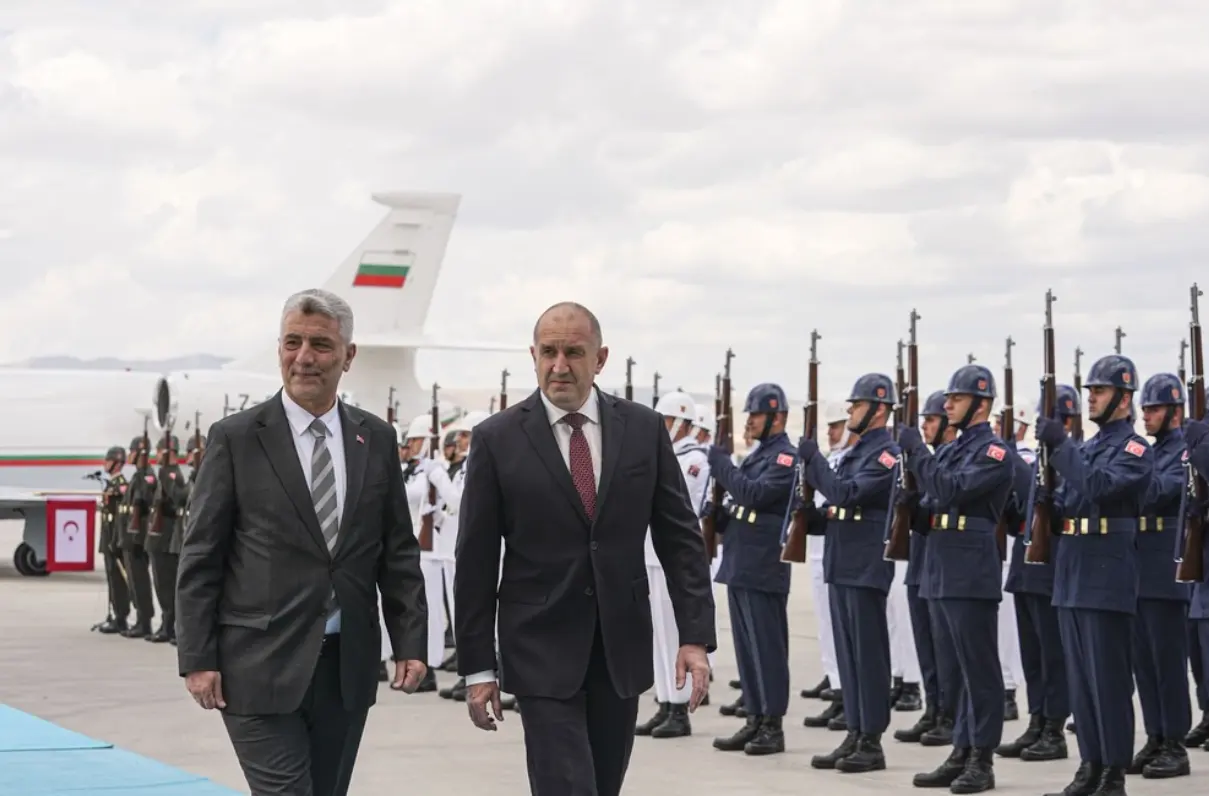 Премиерът Румен Радев пристигна в Анкара за срещата на върха на НАТО