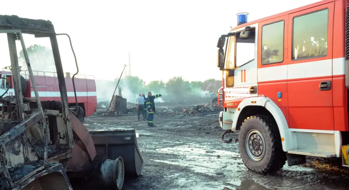 Пожар гори в депо за отпадъци край Стара Загора