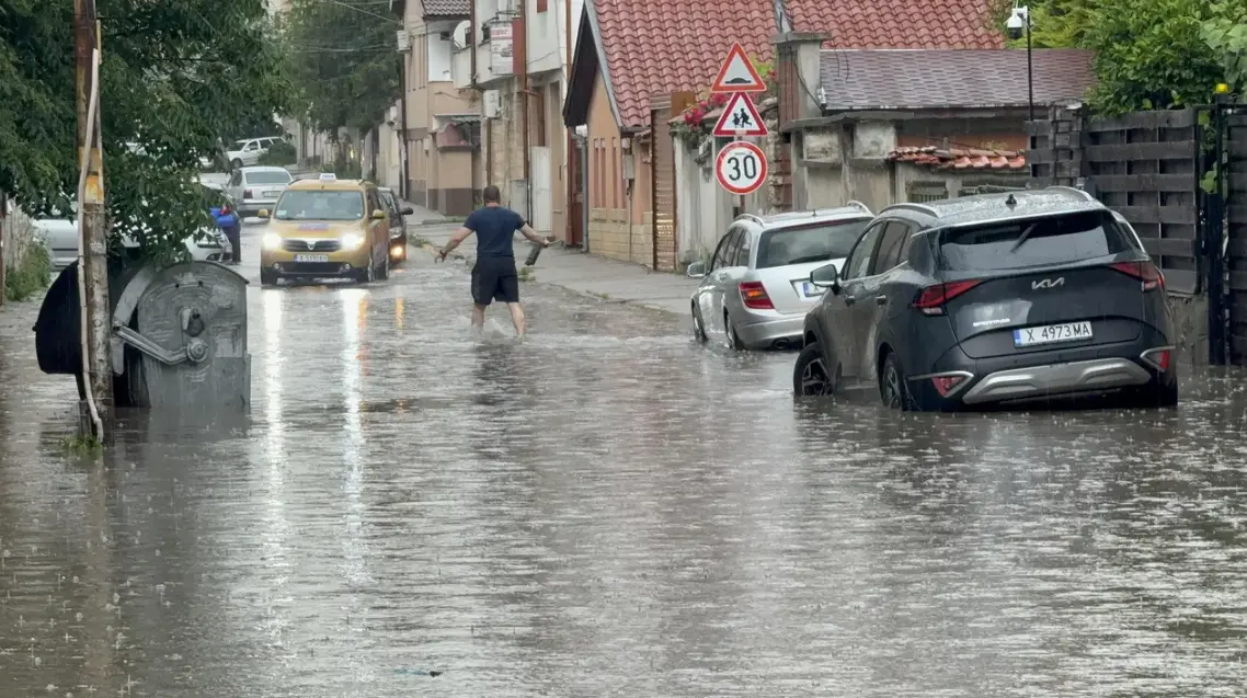 Силна буря нанесе щети в Стара Загора