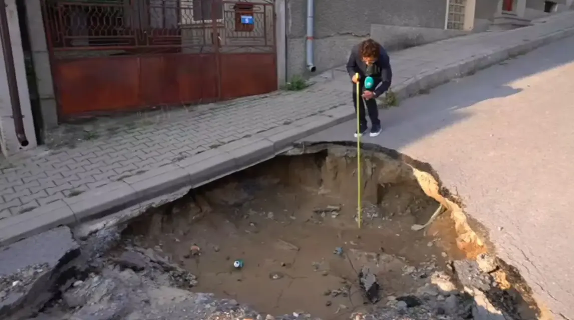 Огромна дупка погълна част от улица в Лом и застрашава близки имоти