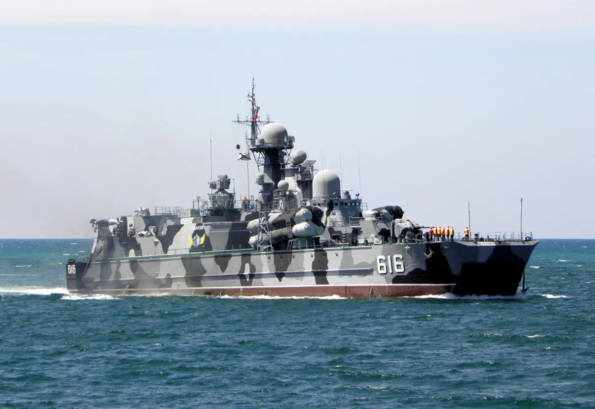 Руски военен кораб откри бойна стрелба в Ламанша край британския бряг