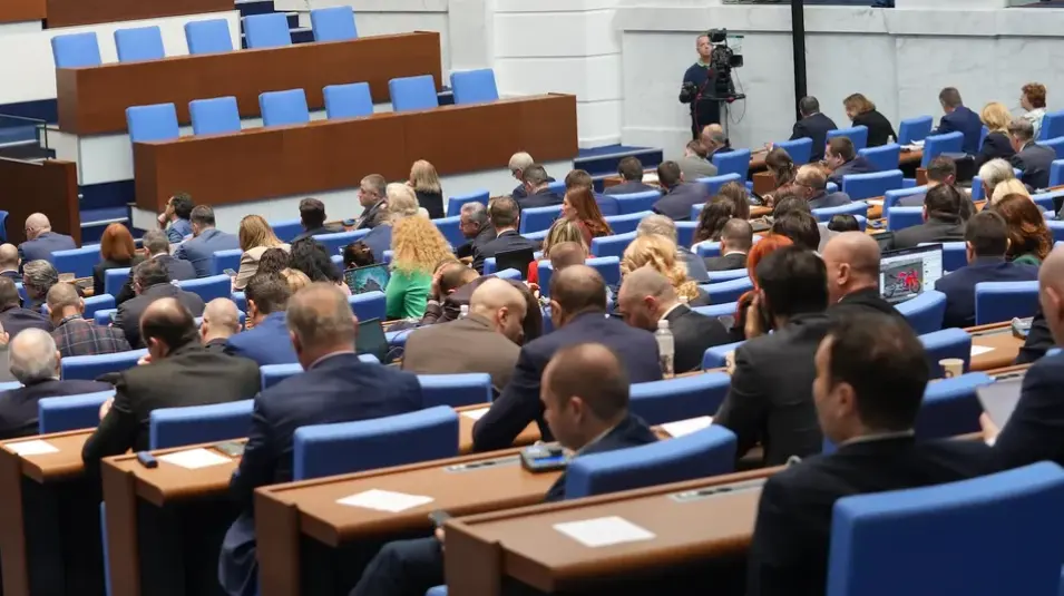 Бюджетът на ДОО е приет: Държавните служители започват да плащат осигуровки