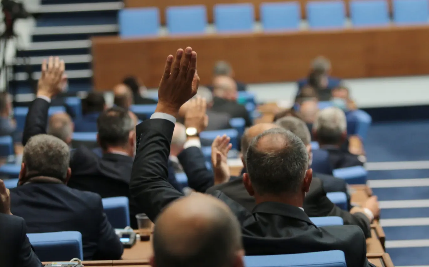Депутатите влизат в директен дебат по бюджет 2026 – гласуването продължава и в петък