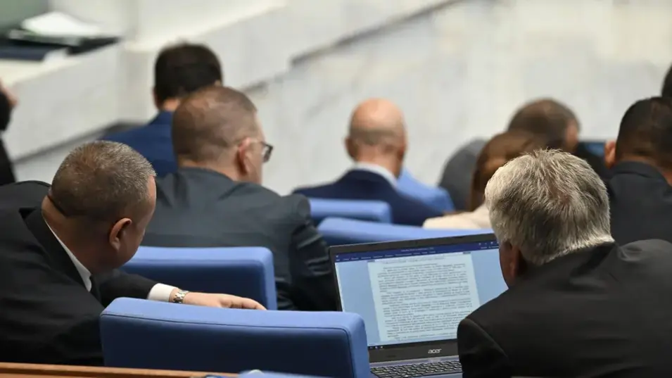 Парламентът прие Бюджет 2026: Минимална заплата от 620 евро, държавните служители поемат осигуровките си