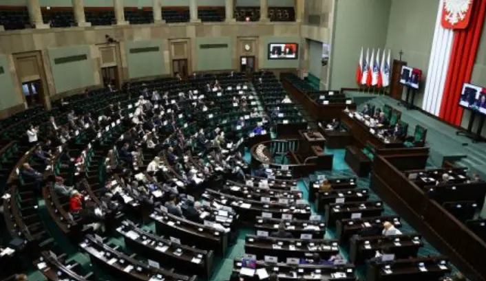 Полската десница се разцепи: Десетки депутати напускат „Право и справедливост“